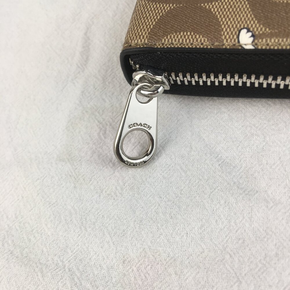 Coach x Peanuts Snoopy Wristlet Wallet - Picture 5 of 9